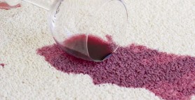 Cum scoți petele de vin roșu, vopsea sau sânge de pe covor. Aceste ingrediente banale din bucătărie fac minuni